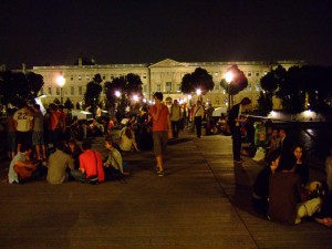 パリ／ポン・デザール（芸術橋）の宴会