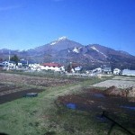 磐梯山の山頂に雪が